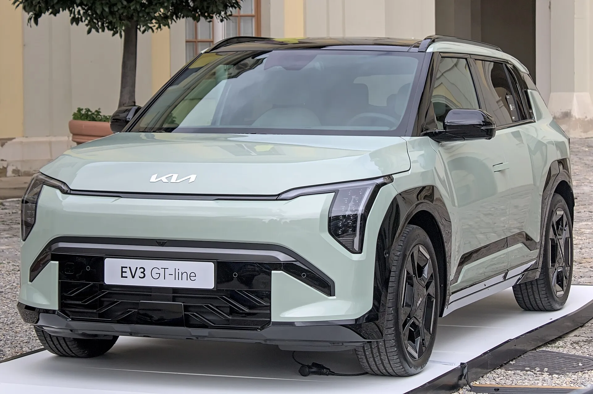 קיה EV3 חשמלית קומפקטית חונה בסביבה עירונית