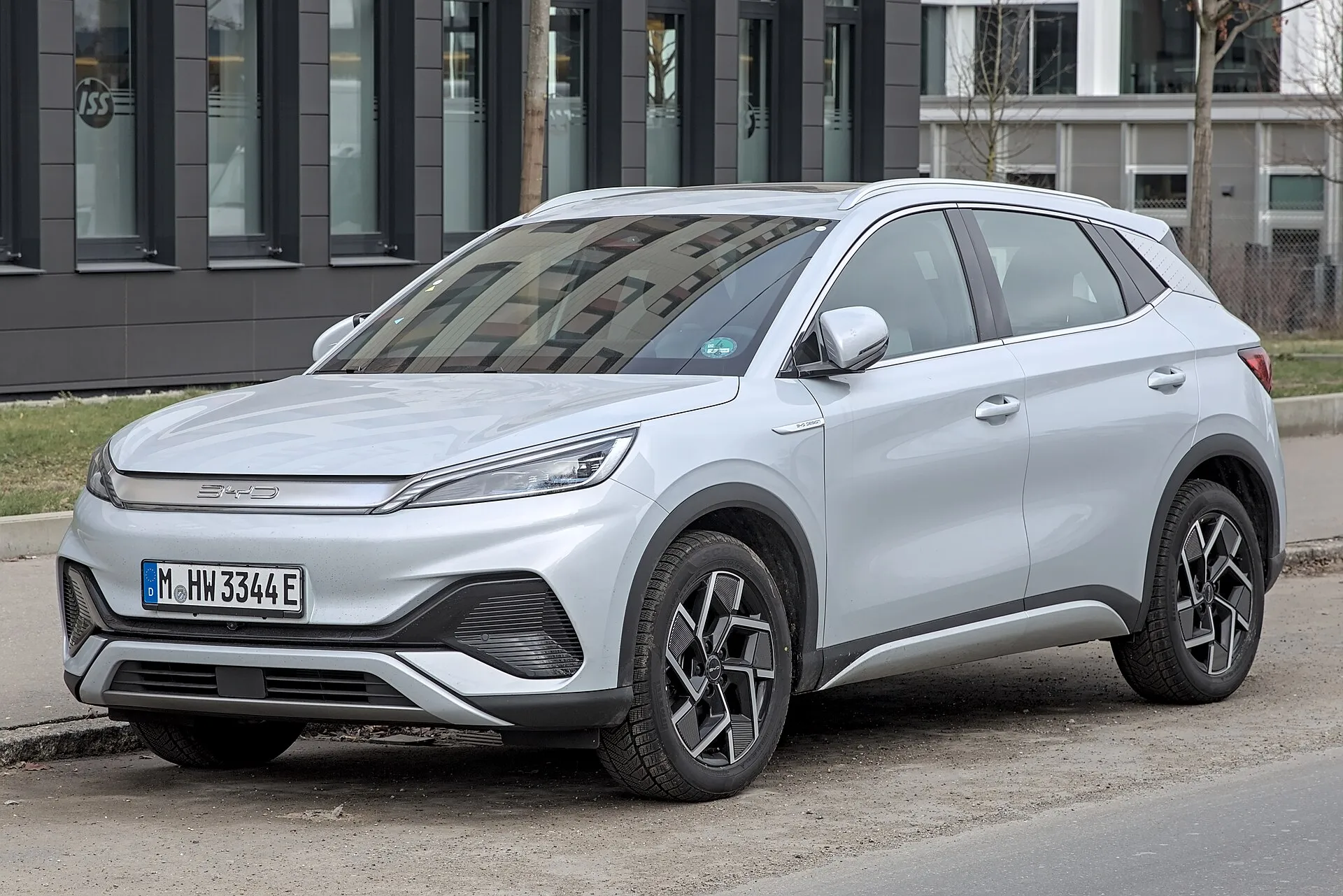 רכב BYD Atto 3 חשמלי בצבע כחול על רקע כביש