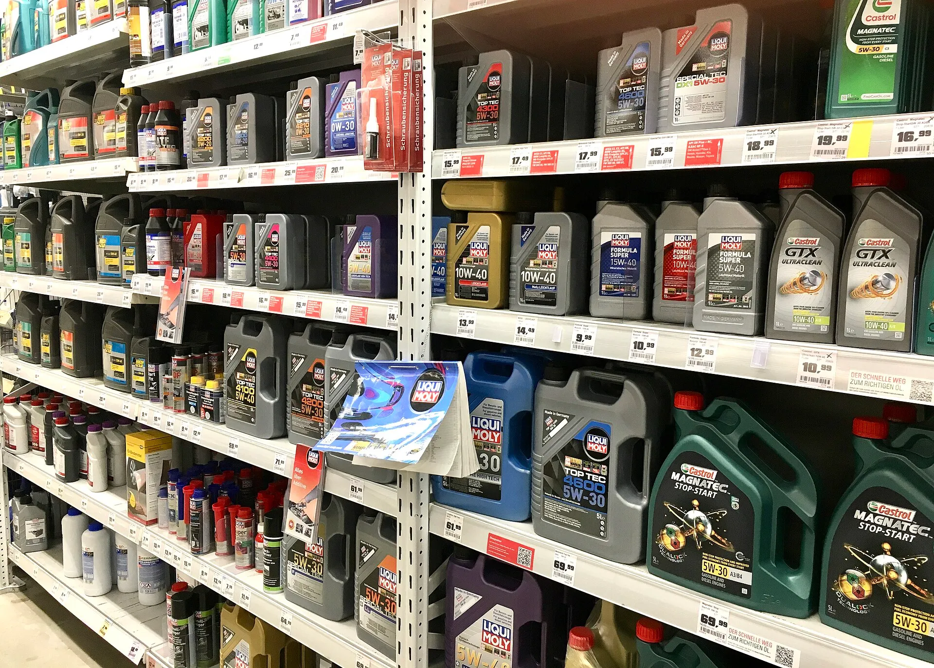 מוסכניק מבצע החלפת שמן מנוע ברכב