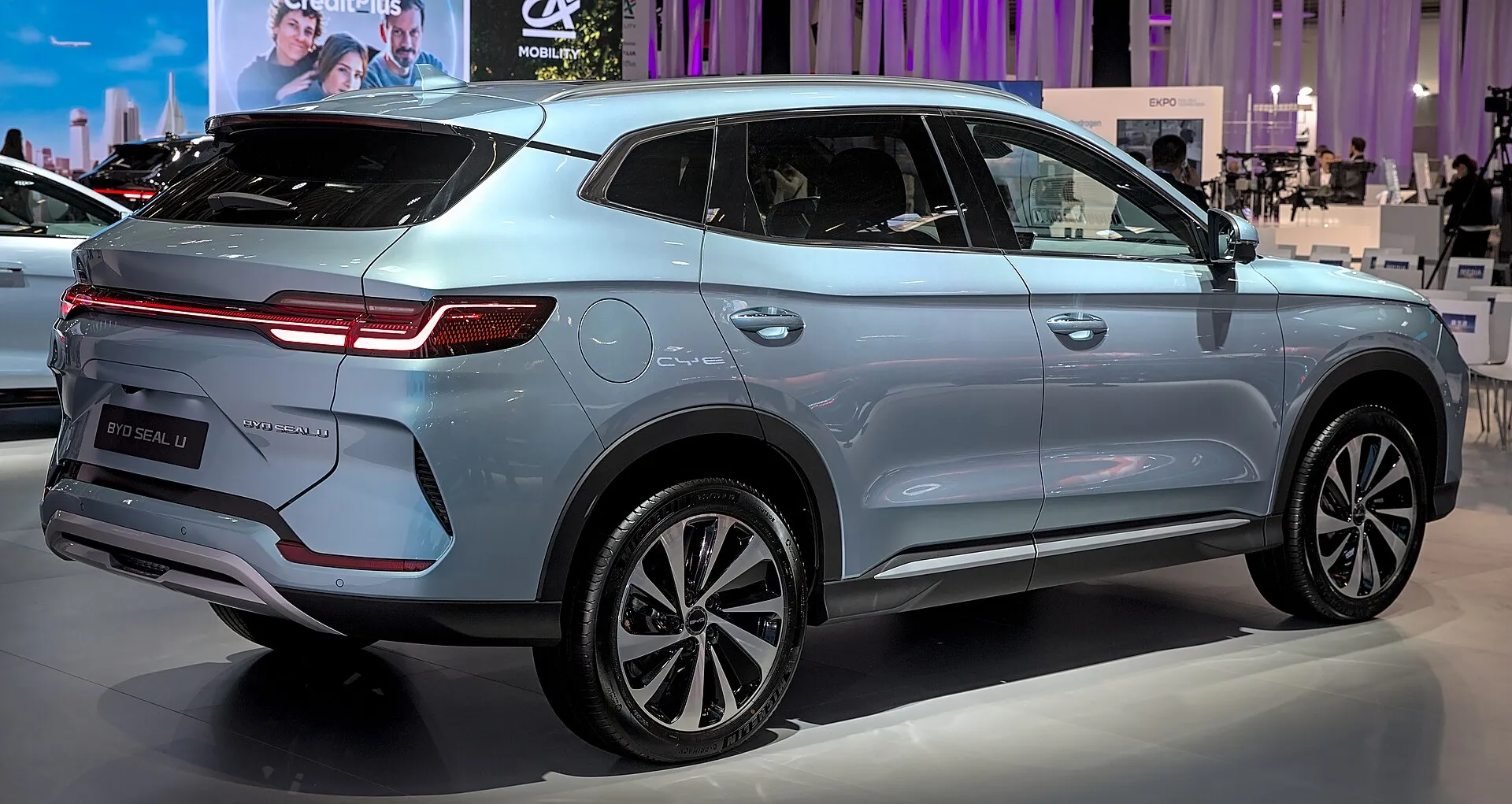 BYD סיל סדאן חשמלית לבנה בצילום חיצוני